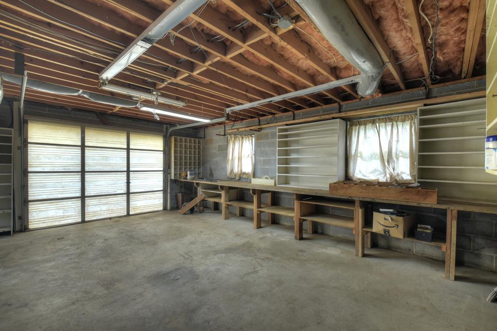 330 Colonial Avenue Copperhill, TN 37317 - Photo 33 of 37 an empty room with windows