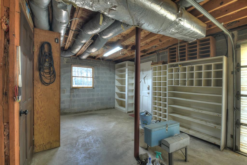 330 Colonial Avenue Copperhill, TN 37317 - Photo 34 of 37 a view of an empty room with a chair