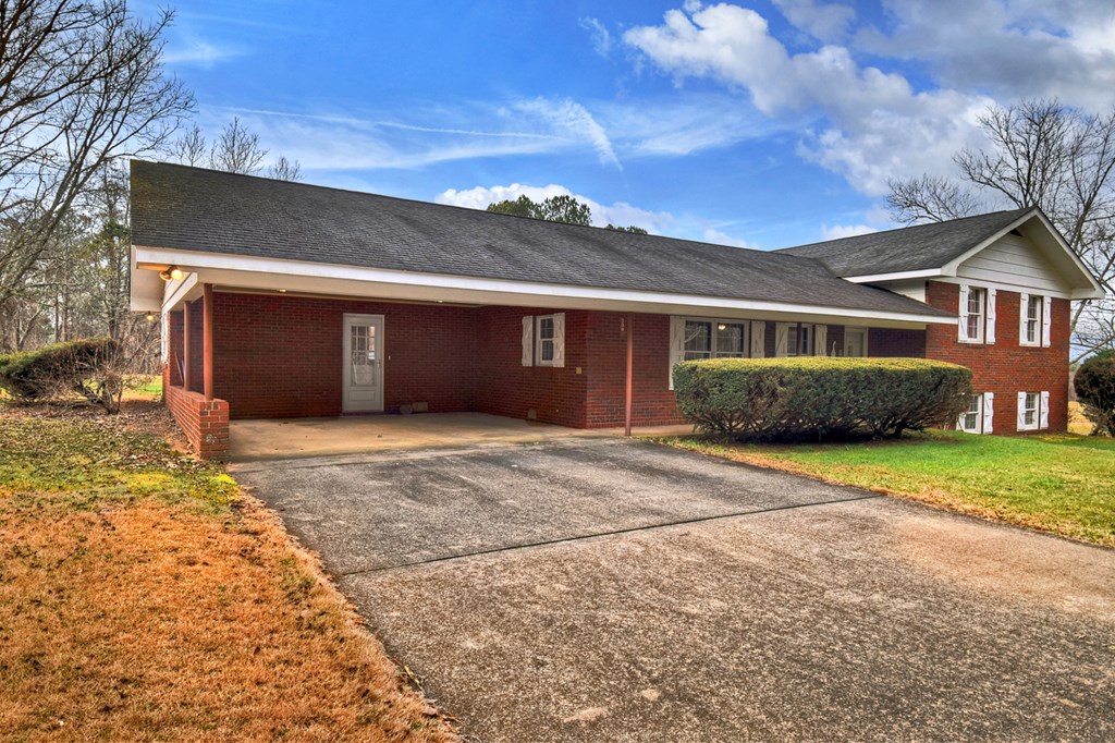 330 Colonial Avenue Copperhill, TN 37317 - Photo 4 of 37 a front view of a house with a garden and porch