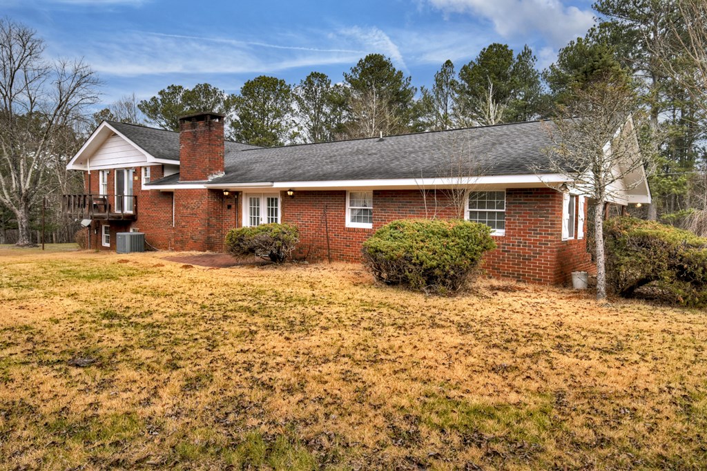 330 Colonial Avenue Copperhill, TN 37317 - Photo 8 of 37 front view of house with a yard