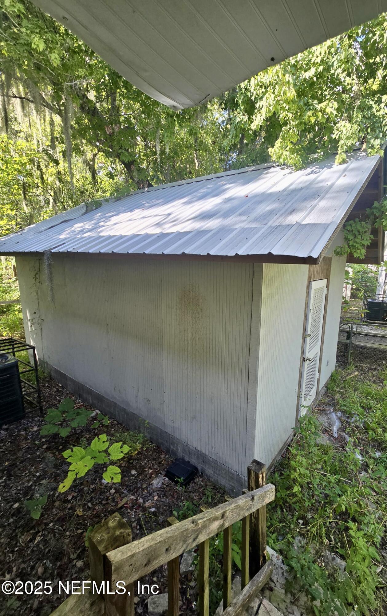 2005 Morehouse Road Jacksonville, FL 32209 - Photo 14 of 14 a backyard of a house
