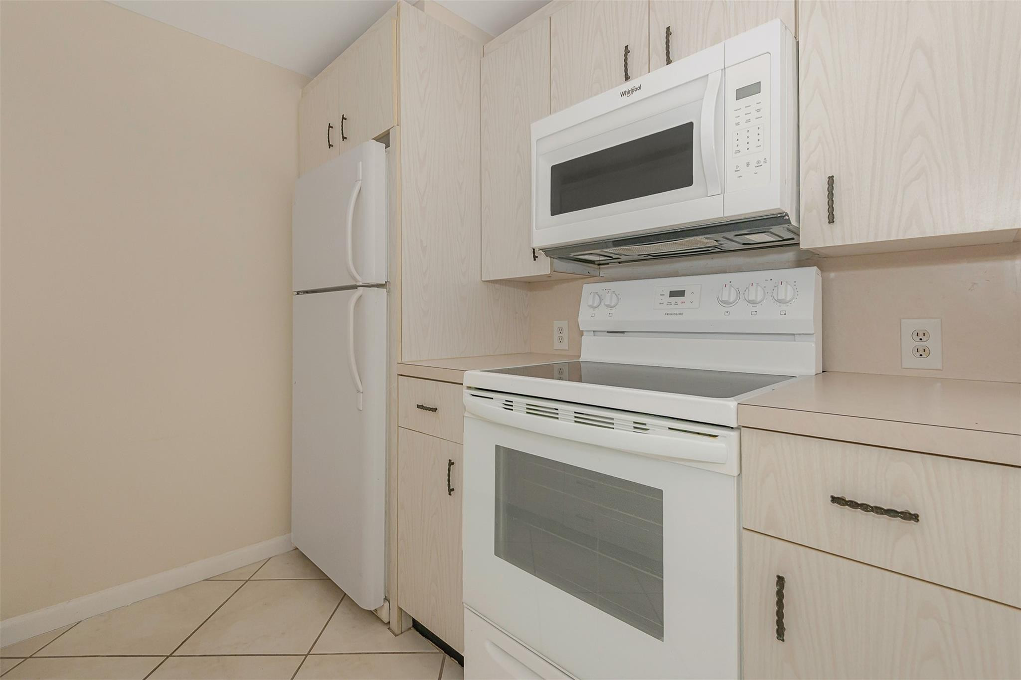2009 Cornwall Drive, Unit 2009 Boca Raton, FL 33434 - Photo 6 of 23 a stove top oven sitting inside of a kitchen