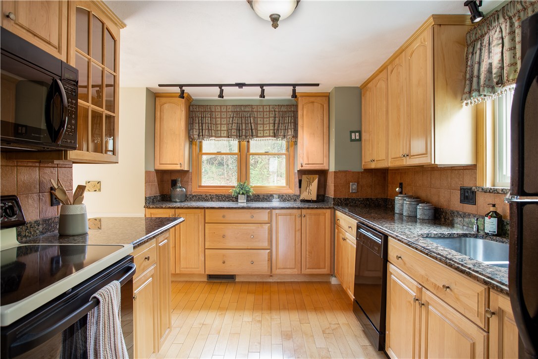 236 Old Forge Road, Unit 4 Warwick, RI 02818 - Photo 3 of 30