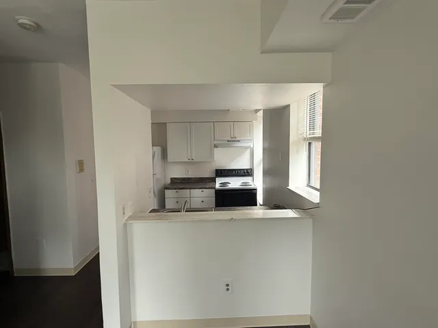 $1,200 | 590 Parkview Drive, Unit 201, Detroit, MI 48214