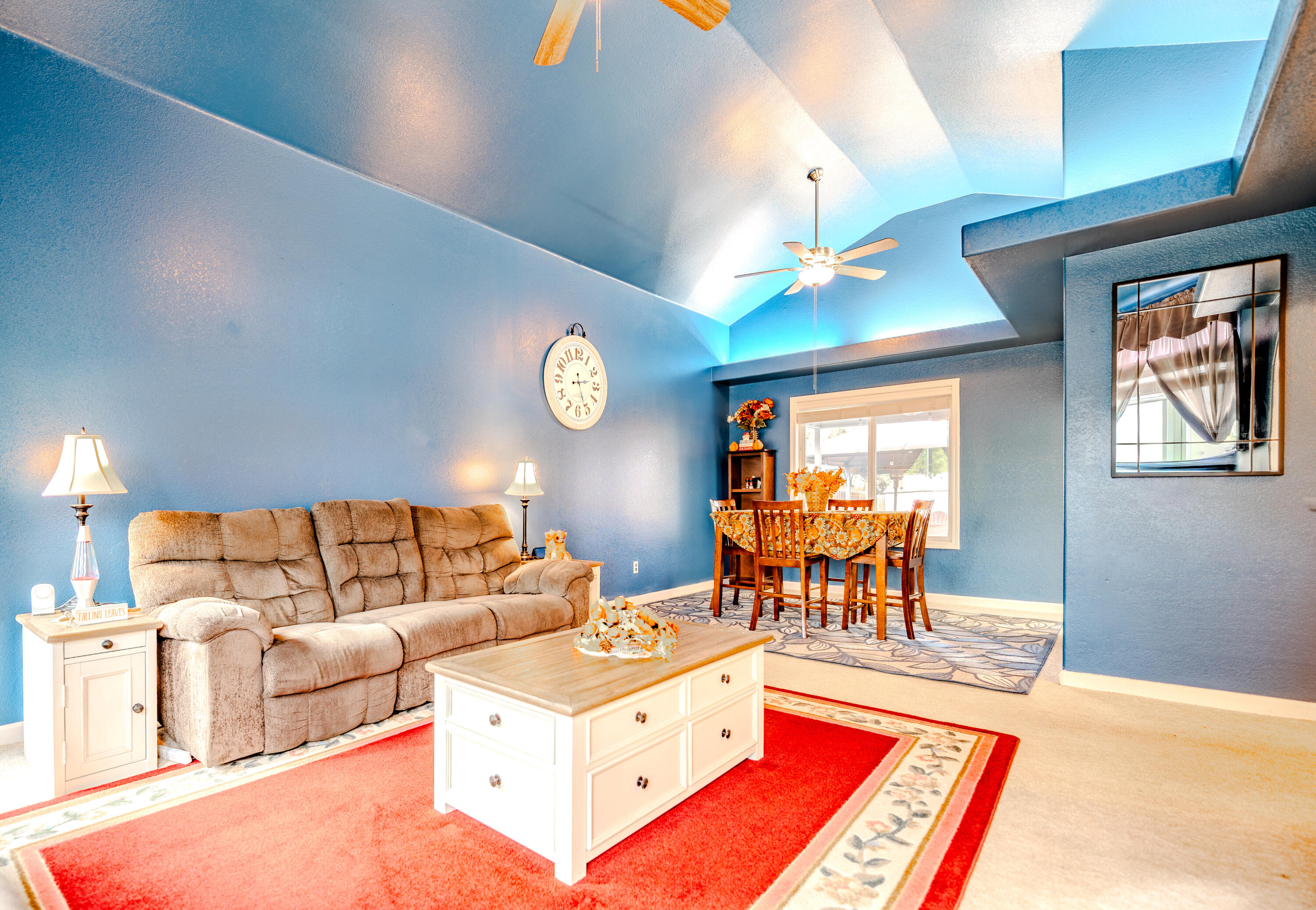 921 Pittview Avenue Central Point, OR 97502 - Photo 2 of 35 Livingroom