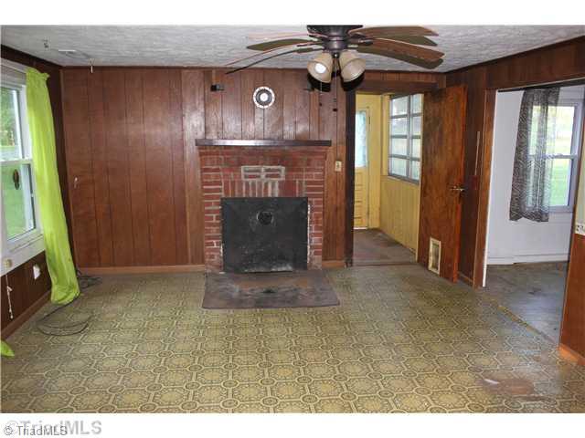 2252 Edmonds Road Galax, VA 24333 - Photo 4 of 16 Living Room.