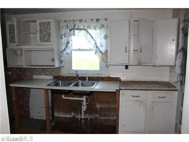 2252 Edmonds Road Galax, VA 24333 - Photo 6 of 16 Kitchen.