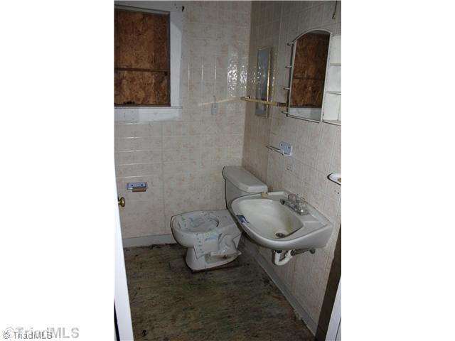 2252 Edmonds Road Galax, VA 24333 - Photo 10 of 16 Master Bath/Spa.