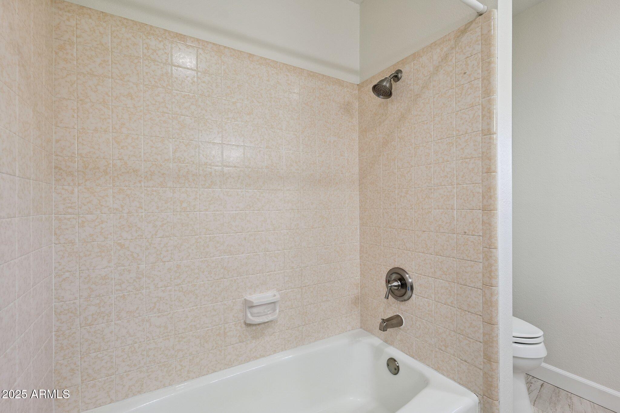15 East Kathleen Road Phoenix, AZ 85022 - Photo 26 of 40 a bathroom with a bathtub