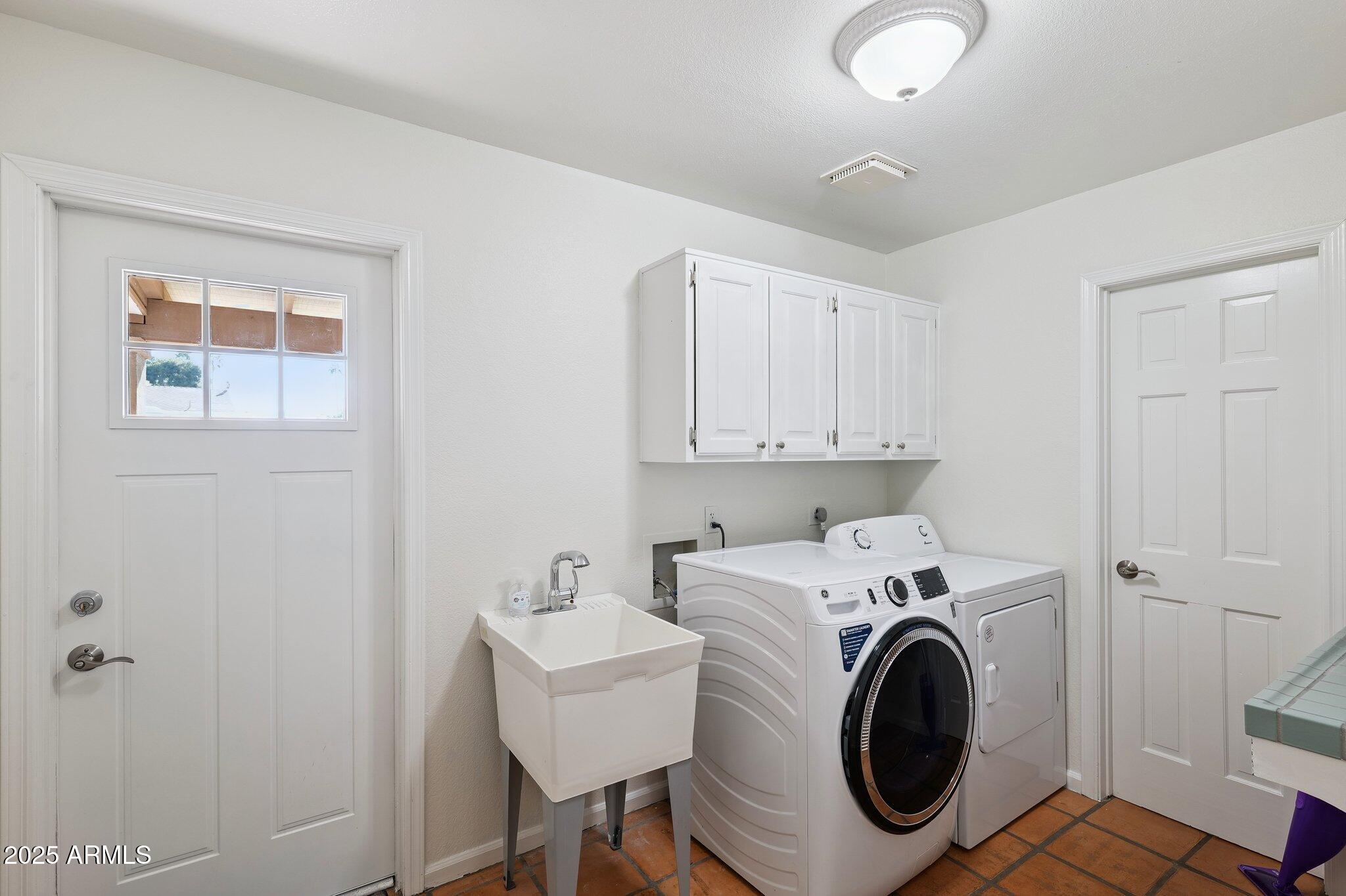 15 East Kathleen Road Phoenix, AZ 85022 - Photo 34 of 40 a utility room with dryer and washer