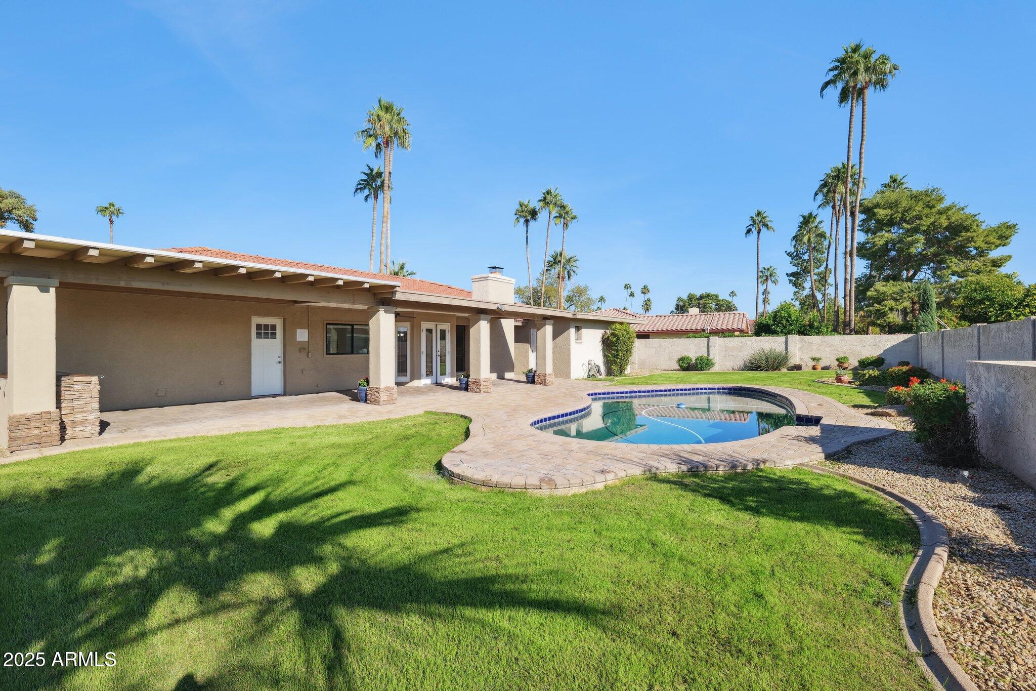 15 East Kathleen Road Phoenix, AZ 85022 - Photo 40 of 40 a front view of a house with garden