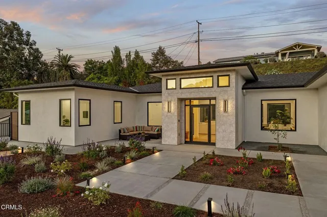a view of a house with a yard