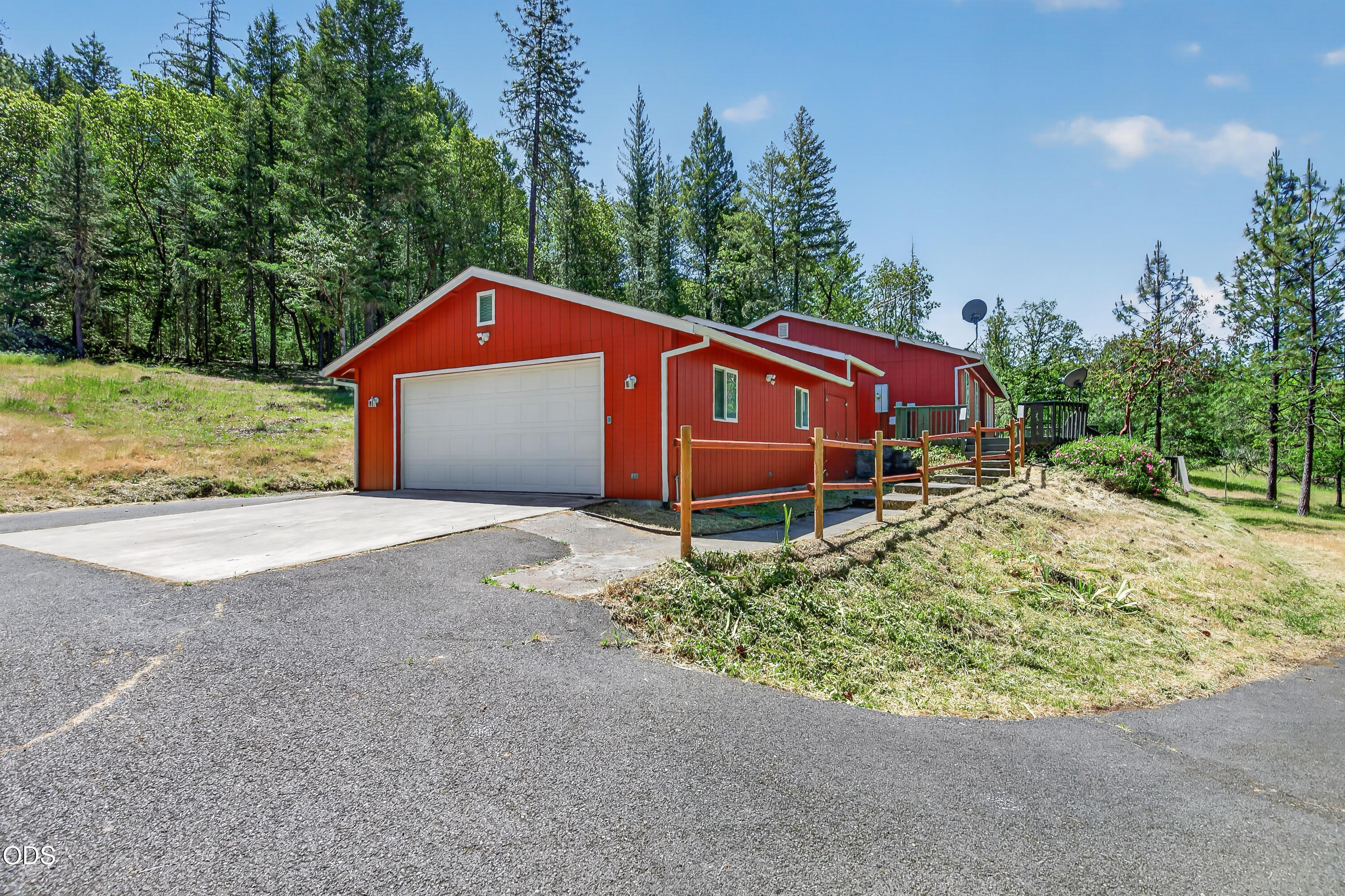 2850 East Evans Creek Road Rogue River, OR 97537 - Photo 3 of 43
