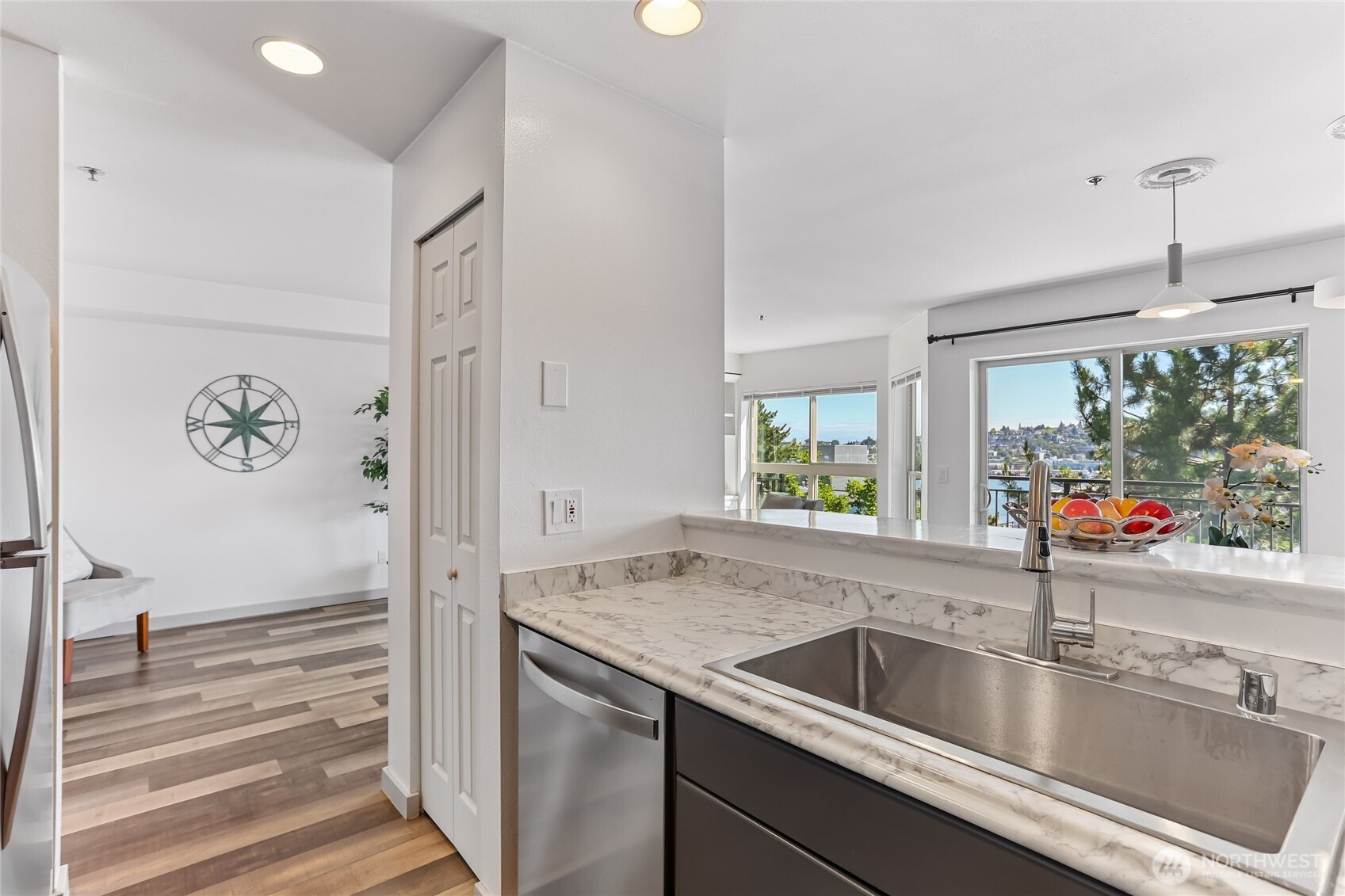 701 Galer Street, Unit 813 Seattle, WA 98109 - Photo 13 of 40