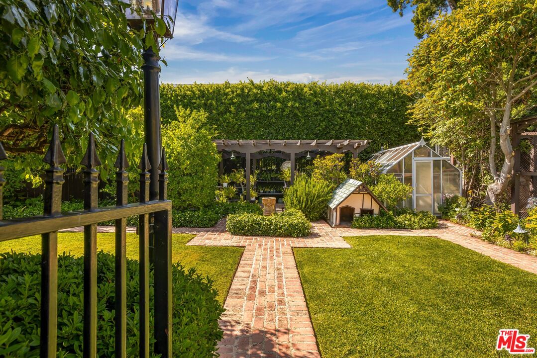 570 South Mapleton Drive Los Angeles, CA 90024 - Photo 16 of 23