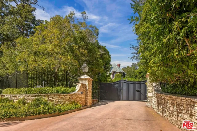 a view of a garden with wooden fence