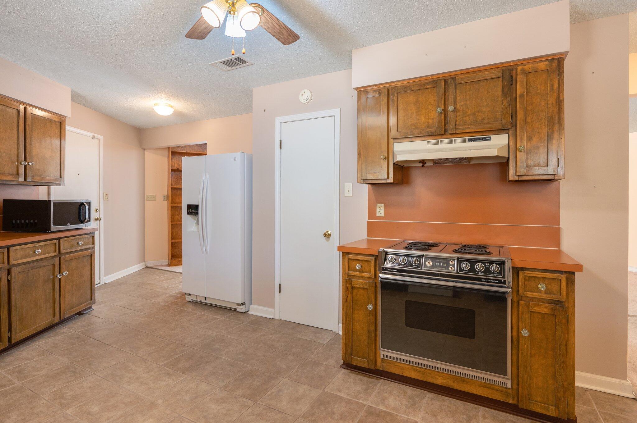 207 Shell Drive Crestview, FL 32536 - Photo 12 of 44 Pantry