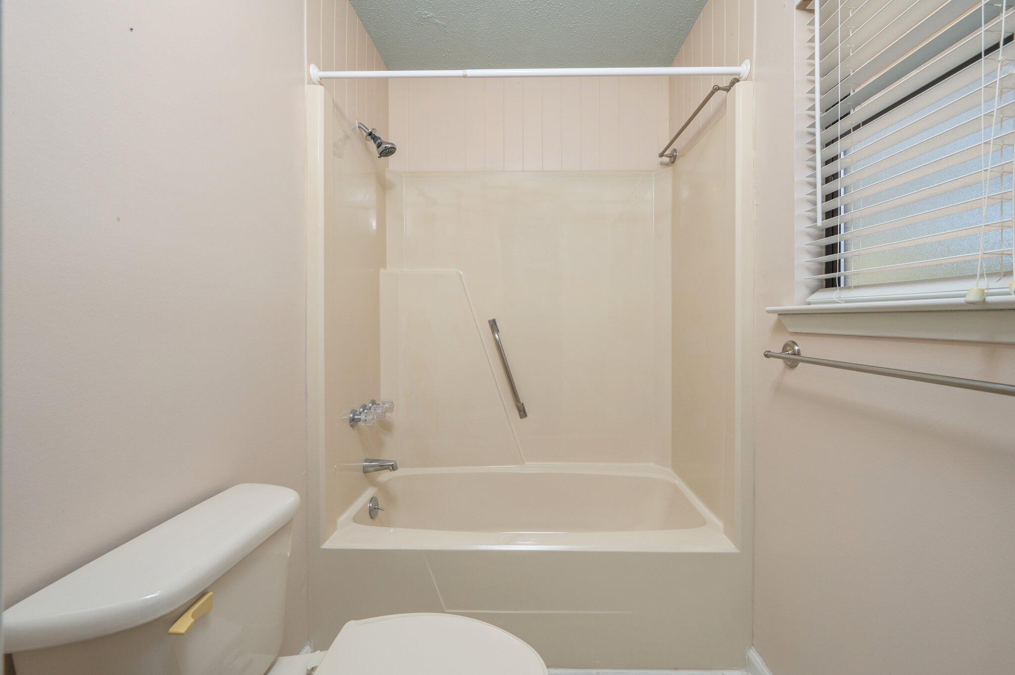 207 Shell Drive Crestview, FL 32536 - Photo 25 of 44 Guest Bath