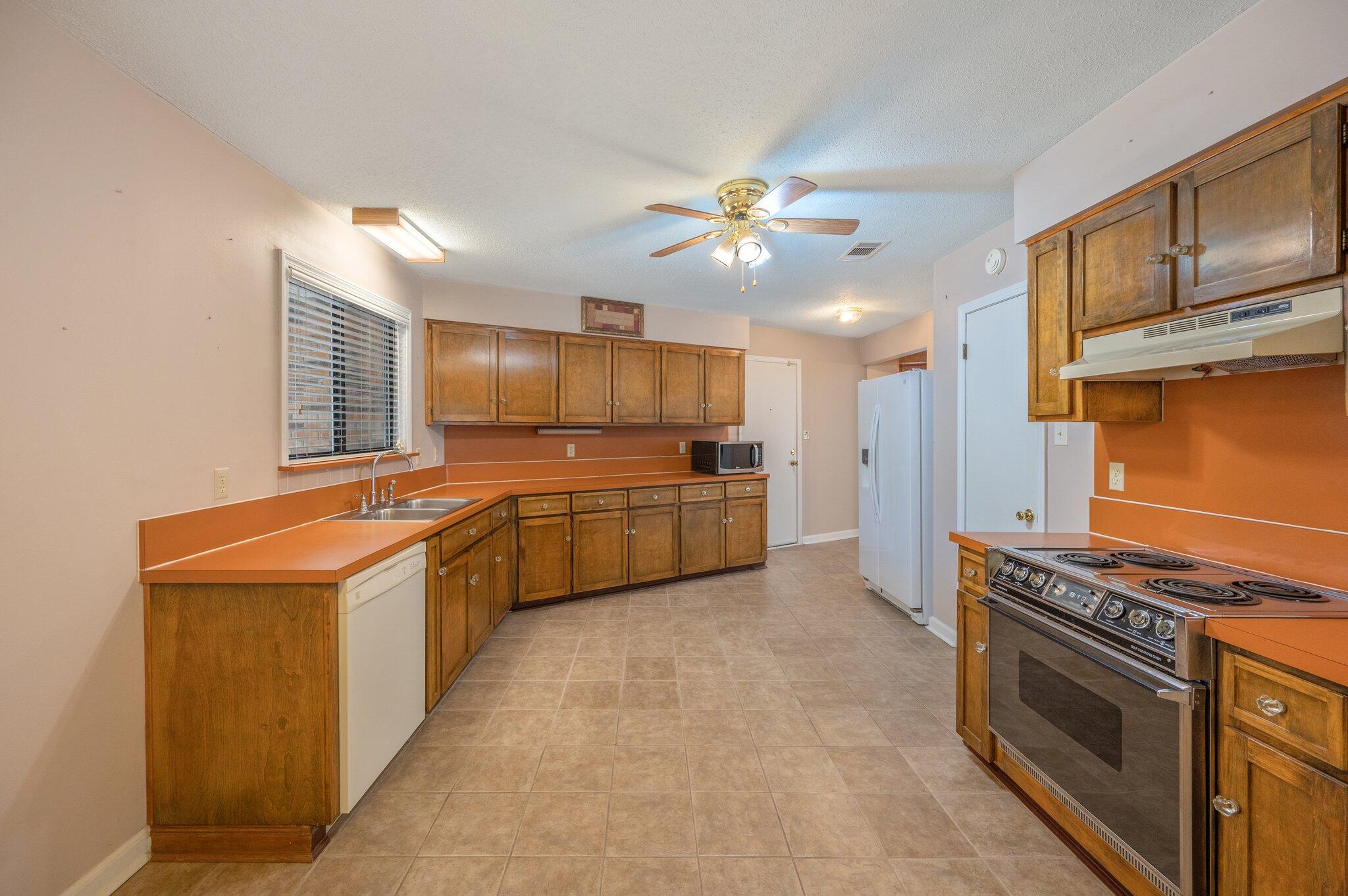 207 Shell Drive Crestview, FL 32536 - Photo 9 of 44 Tiled kitchen