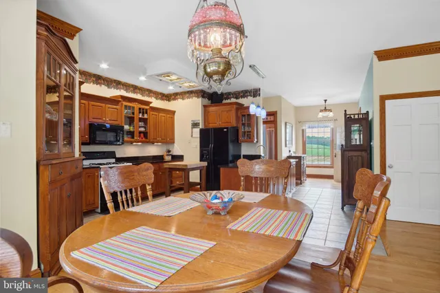 a view of a backyard with pathway