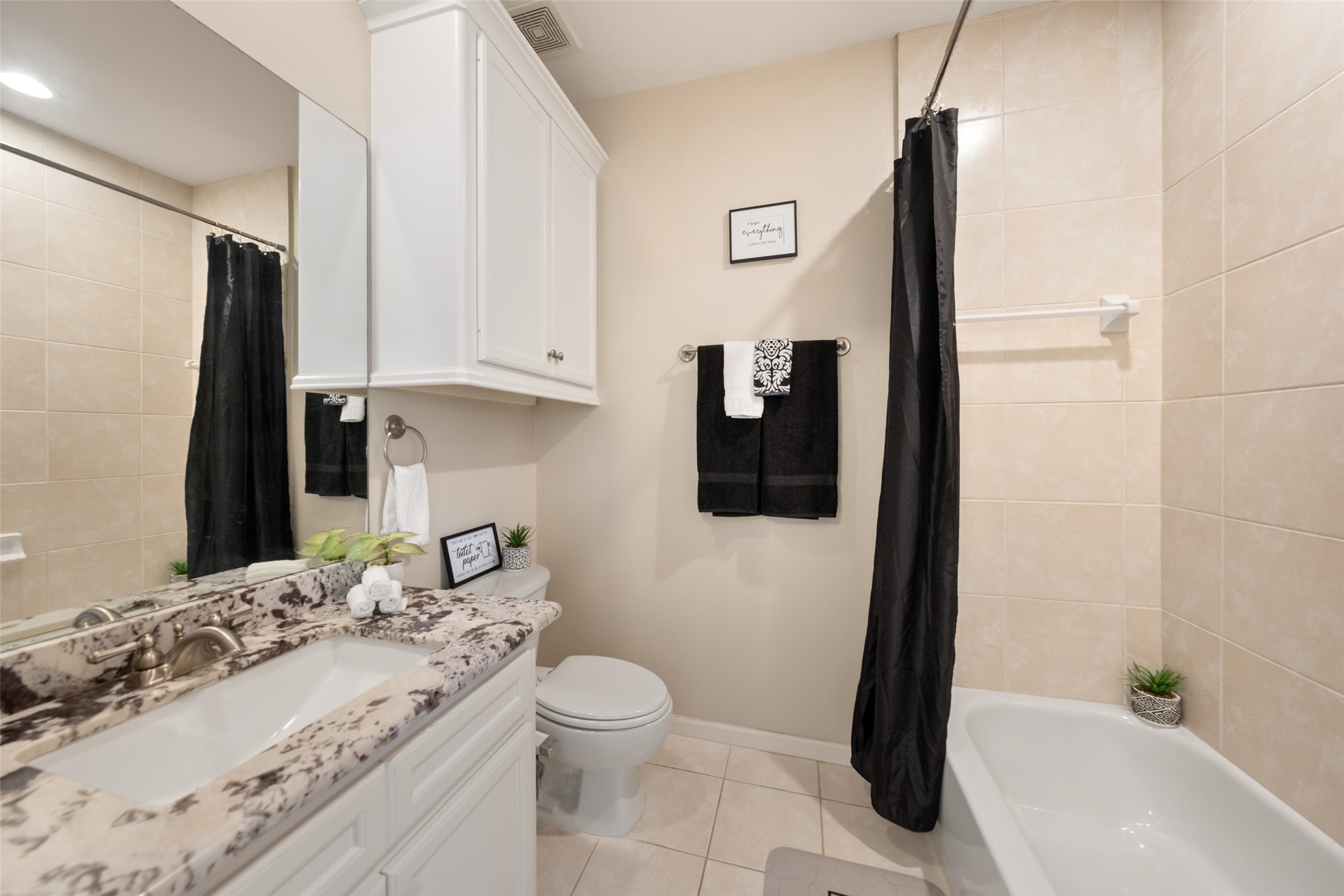 562 Bomar Street Houston, TX 77006 - Photo 18 of 28 ensuite to secondary bedroom