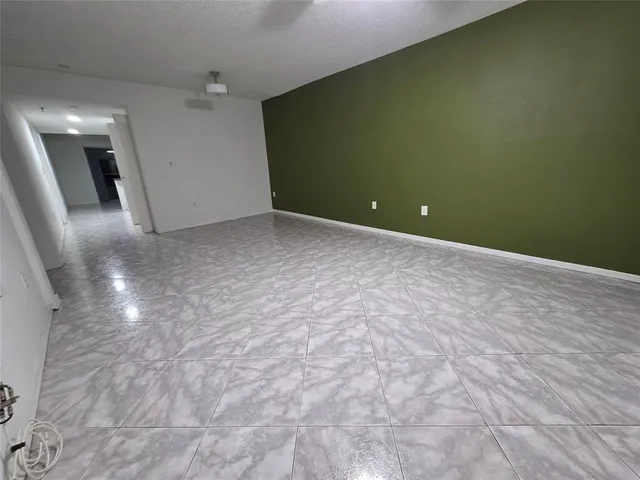 $2,175 | 9470 Tangerine Place, Unit 208, Davie, FL 33324