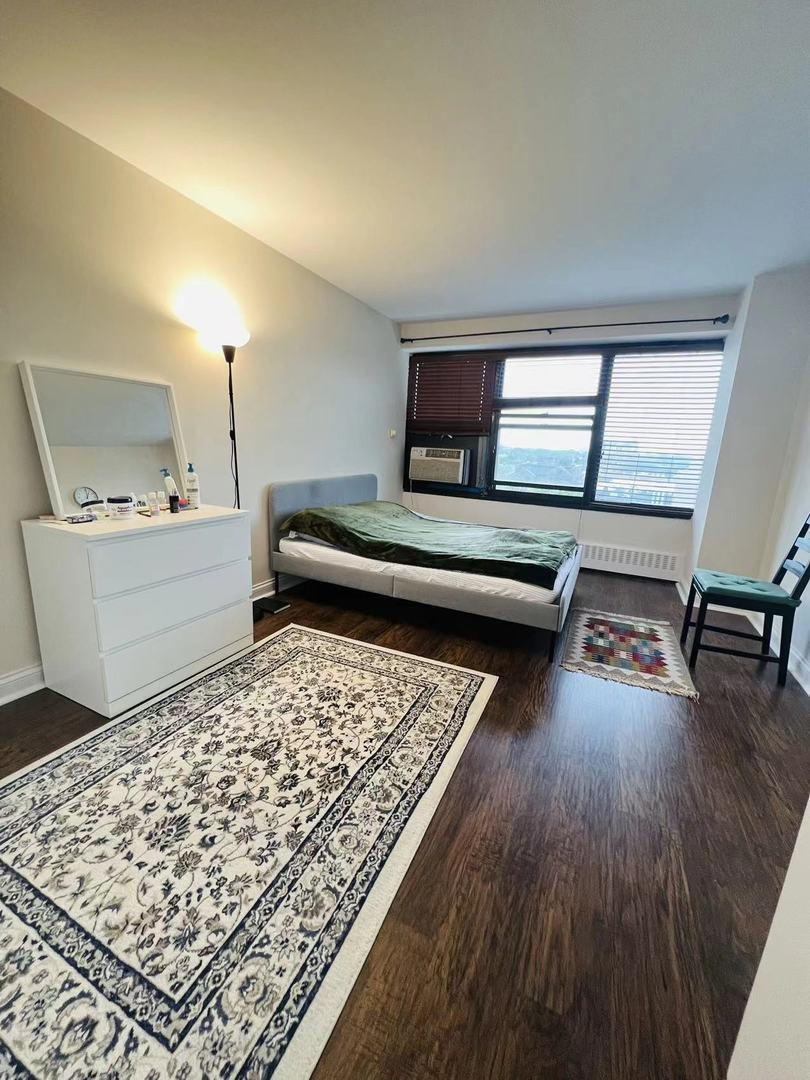 6030 North Sheridan Road, Unit 811 Chicago, IL 60660 - Photo 5 of 6 a living room with furniture and a wooden floor