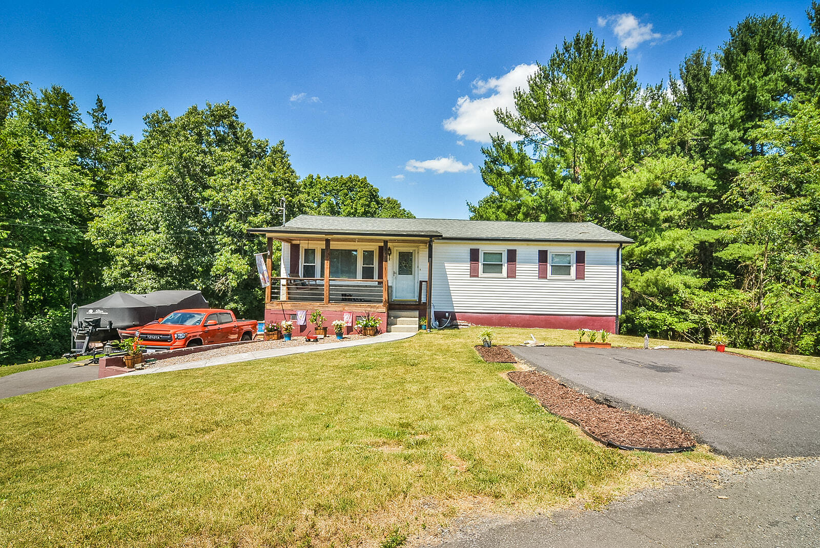 16153 Baytree Road Bristol, VA 24202 - Photo 2 of 33 TRB_2606