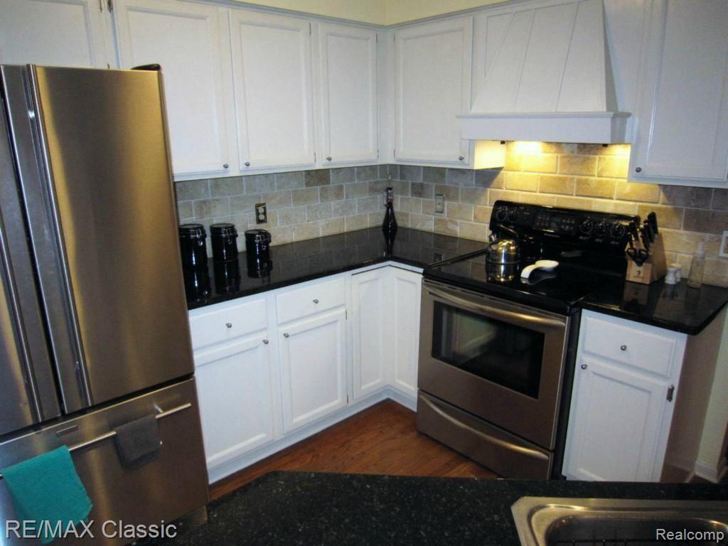 23061 Farmington Road, Unit 22 Farmington, MI 48336 - Photo 8 of 16 Kitchen