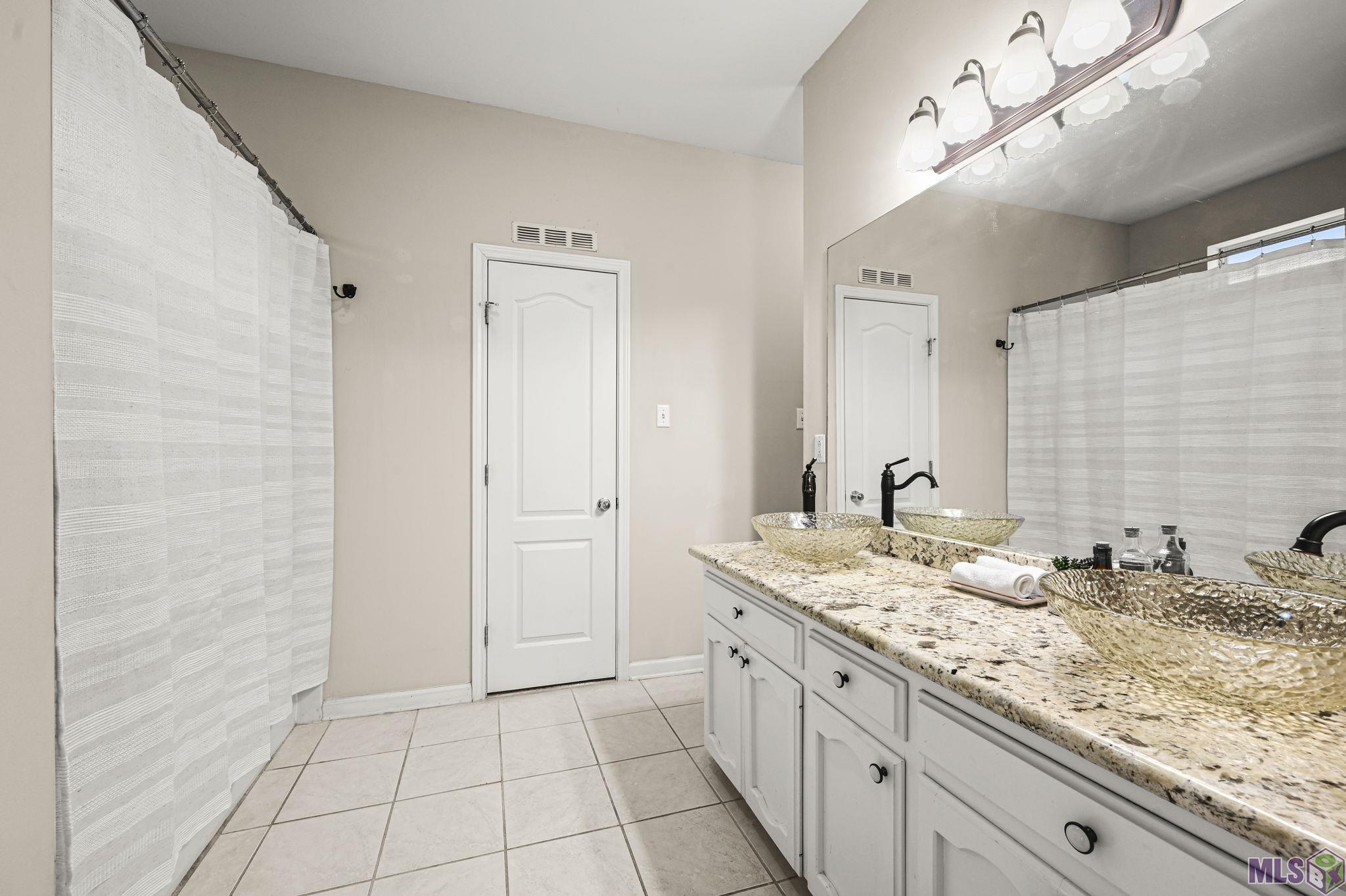 13344 Natchez Court Baton Rouge, LA 70810 - Photo 7 of 20 Primary Bathroom