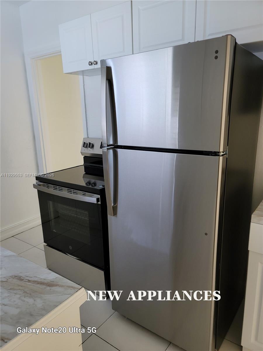 2149 Northeast 179th Street North Miami Beach, FL 33162 - Photo 7 of 15 A NEW MICROWAVE WILL BE PUT IN PRIOR TO NEW TENANT MOVE-IN.
