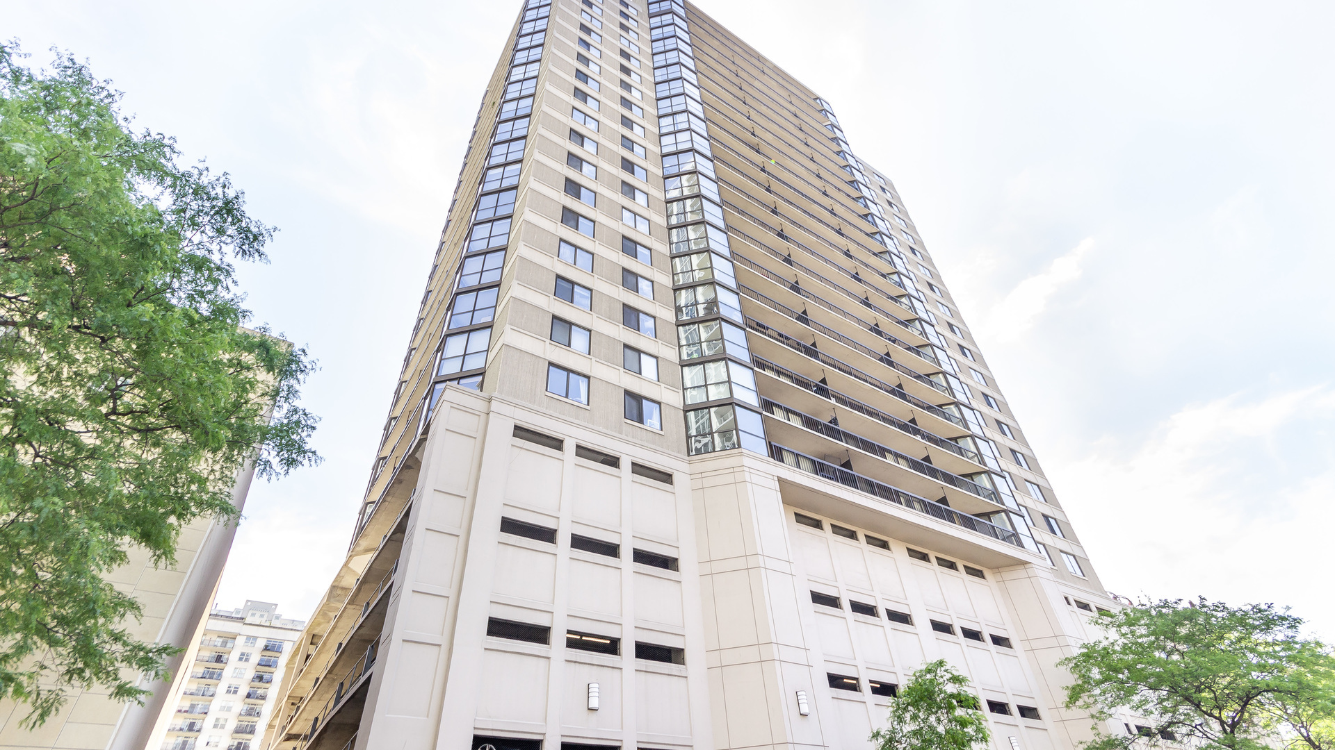 33 West Delaware Place, Unit 7A Chicago, IL 60610 - Photo 2 of 35 front view of a tall building