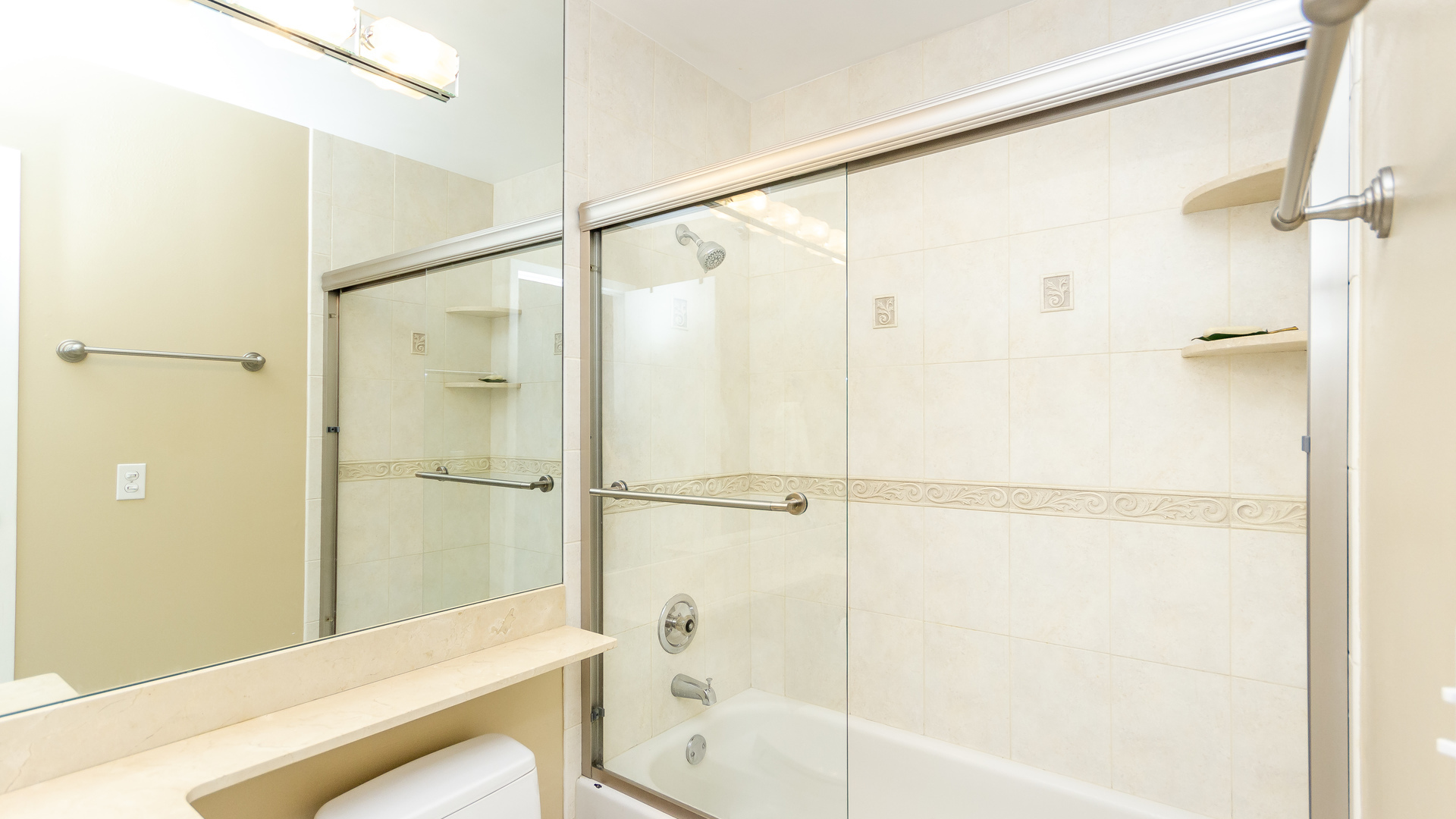 33 West Delaware Place, Unit 7A Chicago, IL 60610 - Photo 15 of 35 a bathroom with a shower and a tub