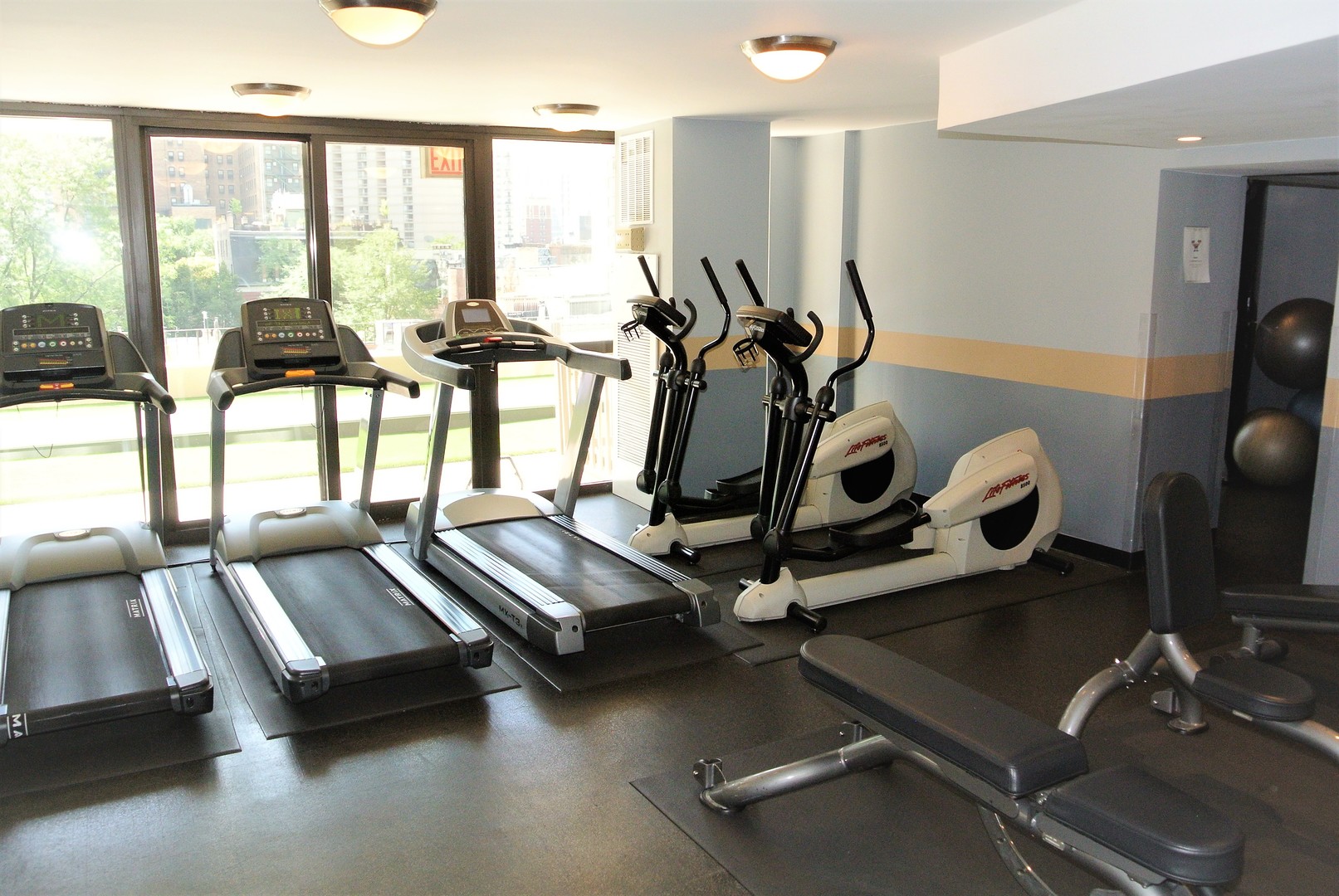 33 West Delaware Place, Unit 7A Chicago, IL 60610 - Photo 21 of 35 a view of a room with gym equipment