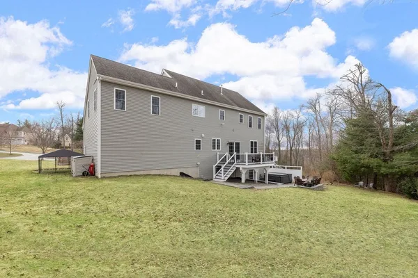 a view of a house with backyard