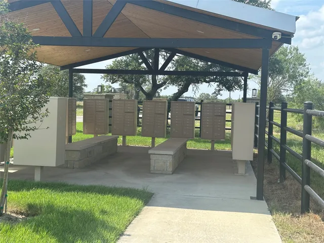 a view of a back yard