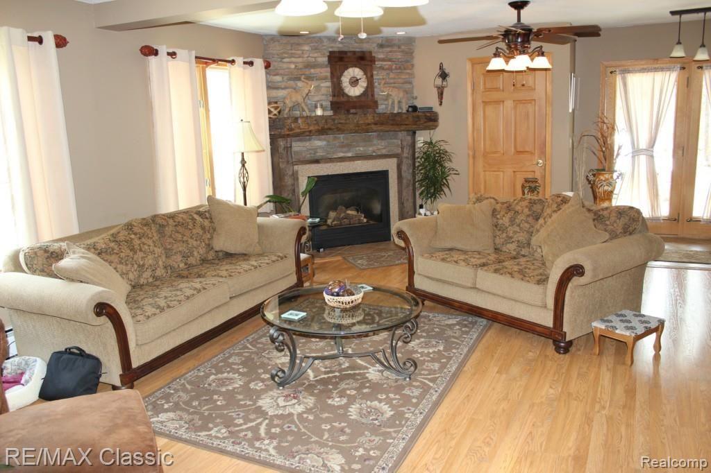 26760 Johns Road Wixom, MI 48393 - Photo 10 of 32 GREAT ROOM