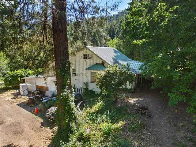 a view of a house with a backyard