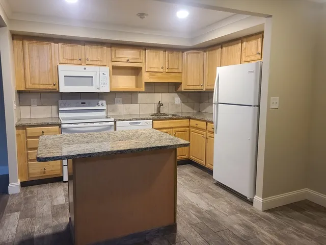 $2,100 | 576 Washington Street, Unit 110, Weymouth, MA 02188