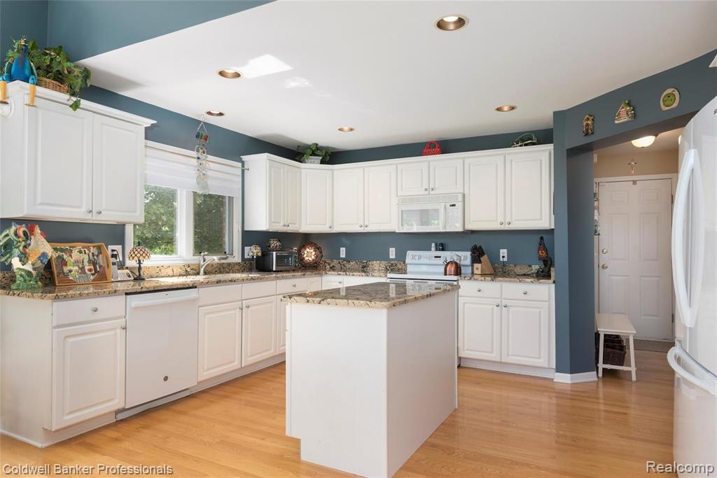 6607 Chatham Circle Rochester Hills, MI 48306 - Photo 9 of 28