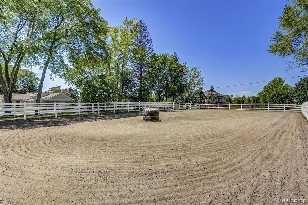 2356 East Cook Road Grand Blanc, MI 48439 - Photo 4 of 76