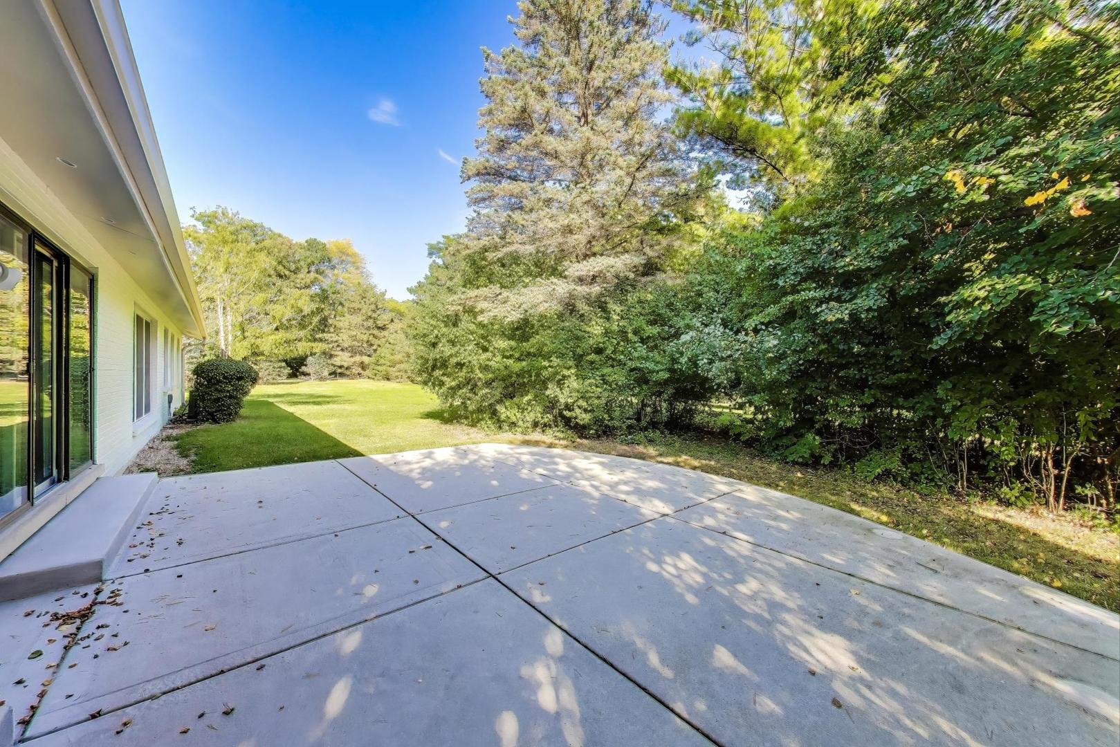 1627 South Ridge Road Lake Forest, IL 60045 - Photo 27 of 30 a view of a yard with plants and trees