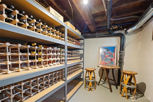 a view of a house with backyard and garden