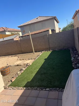 a view of a backyard