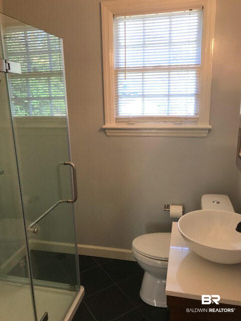 323 West Pineview Lane Mobile, AL 36608 - Photo 9 of 12 For Lease: 323 Pineview Lane West, Mobile, AL 36608 Bathroom