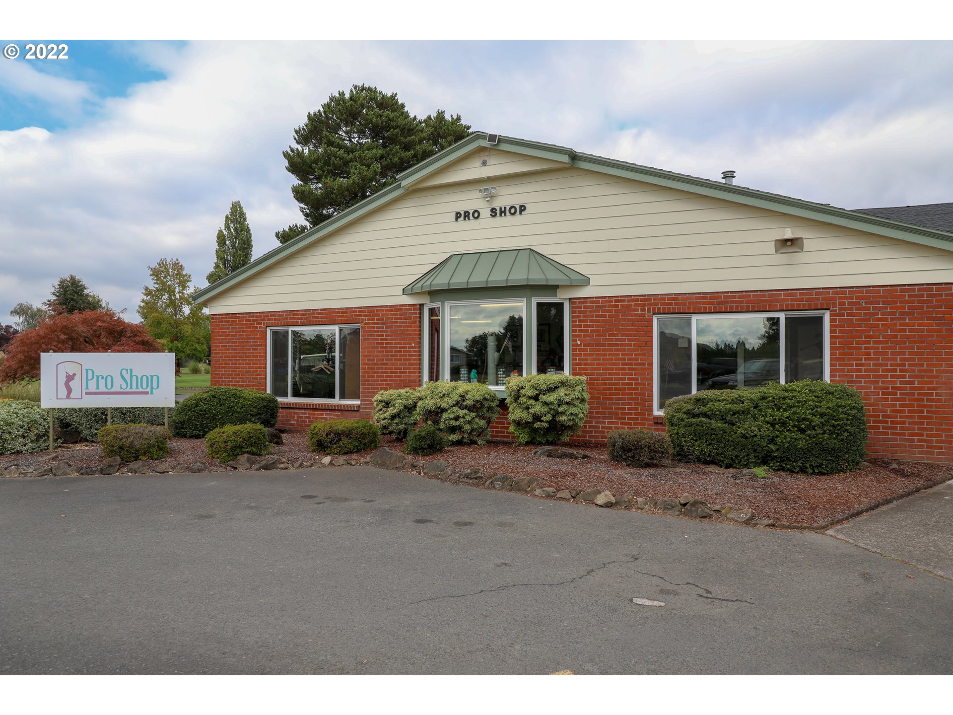 1740 Jansen Way Woodburn, OR 97071 - Photo 30 of 30 a front view of a house with a garden