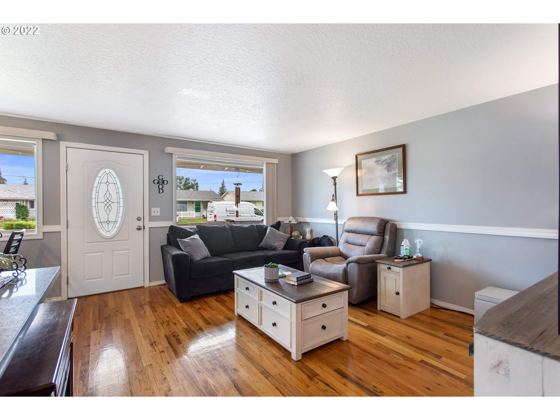 1740 Jansen Way Woodburn, OR 97071 - Photo 4 of 30 a living room with furniture and a window