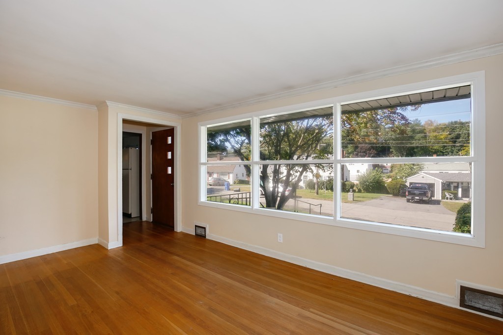 31 Hatherly Road Waltham, MA 02452 - Photo 8 of 16 Gallery Image 8