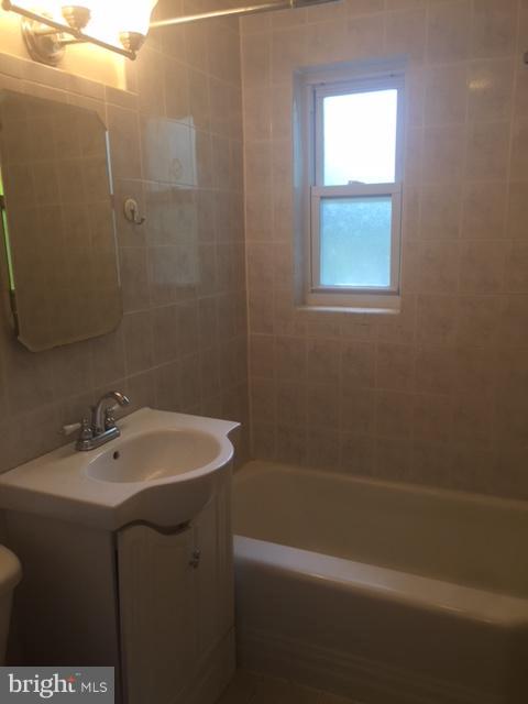 2808 16th Road South, Unit 2808B Arlington, VA 22204 - Photo 9 of 15 a bathroom with a sink a toilet and shower