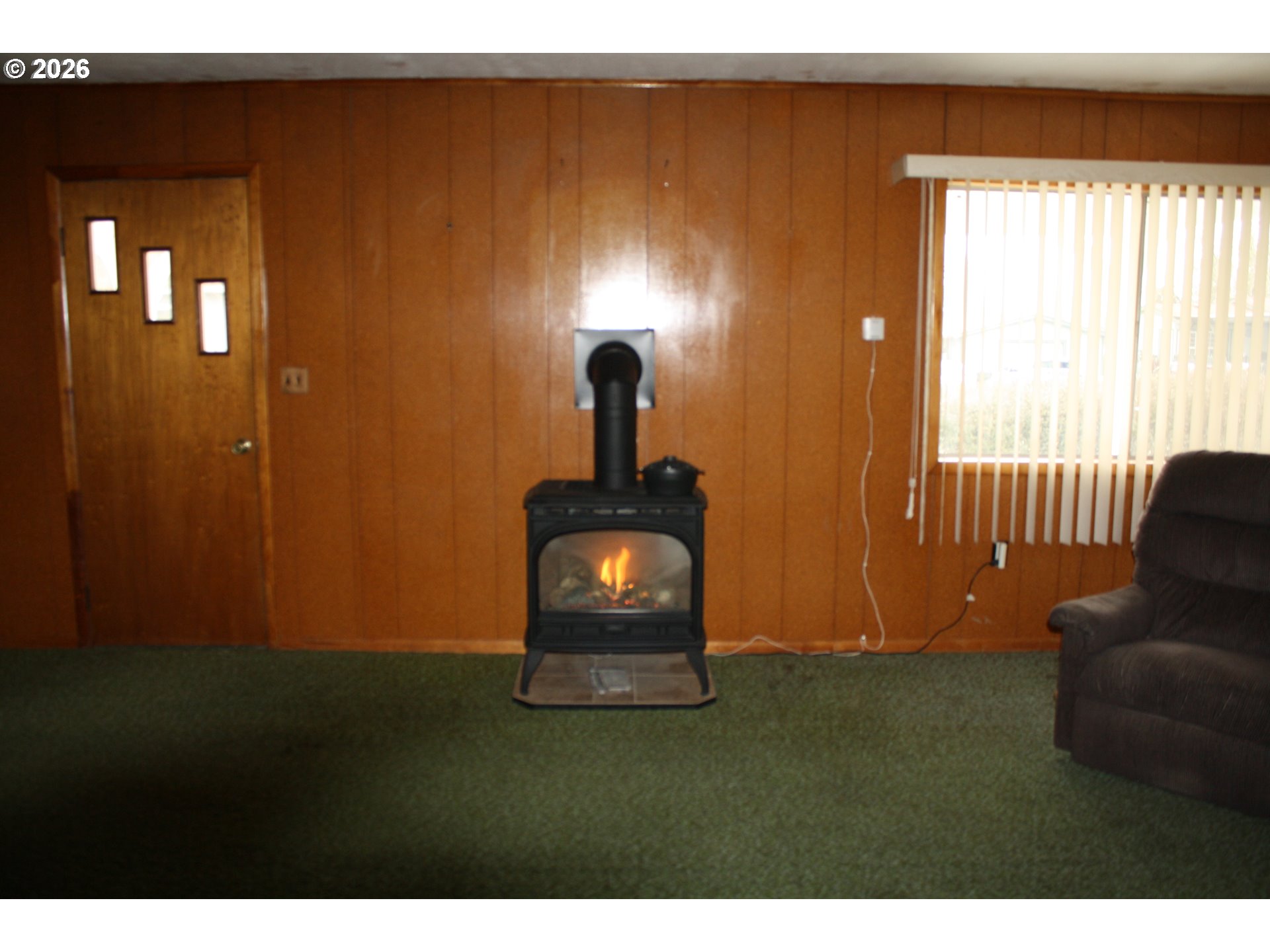 882 Northeast Rifle Range Street Roseburg, OR 97470 - Photo 7 of 16 a room with a window